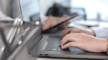 İş kadınının eli bilgisayarın klavyesinde, teknoloji ve internet iletişiminde finansal işlemleri yürütmek için bilgisayarları kullanıyor çünkü kolaylık ve hız.