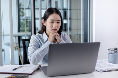 Finans ve muhasebe işleri için dizüstü bilgisayar kullanan iş kadını finansal işlemler için bilgisayar kullanıyor çünkü kolaylık, Freelancers çalışır, Çevrimiçi iletişim, İnternet, Kablosuz.