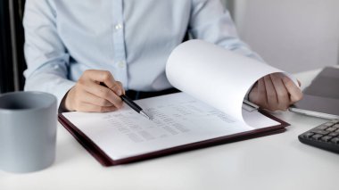 Asyalı iş kadını oturmuş şirket mali verilerini analiz ediyor, çalışmak için dizüstü bilgisayar ve veri grafikleri kullanıyor, çevrimiçi iletişim, Vergi, Vat, Ev için Çalışma, Sosyal Mesafe, İnternet üzerinde çalışma.