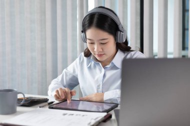 İş kadını, bilgisayarı, teknoloji ve internet iletişimi dünyasında çalışmak için kullanıyor, finansal işlemleri yürütmek için bilgisayar kullanıyor, çünkü kolaylık ve hız.