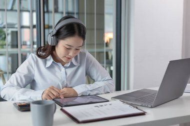 İş kadını, bilgisayarı, teknoloji ve internet iletişimi dünyasında çalışmak için kullanıyor, finansal işlemleri yürütmek için bilgisayar kullanıyor, çünkü kolaylık ve hız.