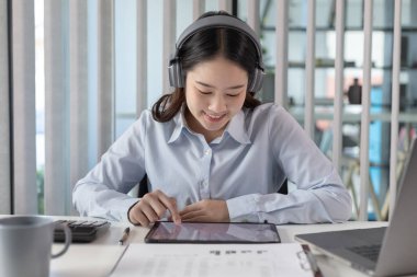 İş kadını, bilgisayarı, teknoloji ve internet iletişimi dünyasında çalışmak için kullanıyor, finansal işlemleri yürütmek için bilgisayar kullanıyor, çünkü kolaylık ve hız.