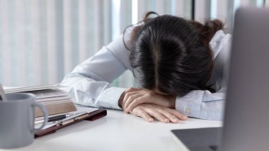 Kadın işçi yorucu bir iş gününden sonra biraz kestirir, işten sonra işyerinde dinlenen kadınlar, yorgunluk hafifletilir, evde çalışan kadınlar, gevşe, yorgun, yorgun, bitkin