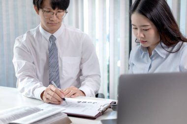 Beyin fırtınası ekibi, pazarlamacılar ve finans muhasebecileri müşteri ihtiyaçlarını, takım toplantılarını veya iş danışmanlığını karşılayacak stratejiler planlamak ve analiz etmek için grafikleri tartışıyor..