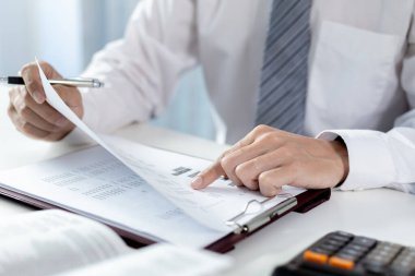 Beyin fırtınası ekibi, pazarlamacılar ve finans muhasebecileri müşteri ihtiyaçlarını, takım toplantılarını veya iş danışmanlığını karşılayacak stratejiler planlamak ve analiz etmek için grafikleri tartışıyor..