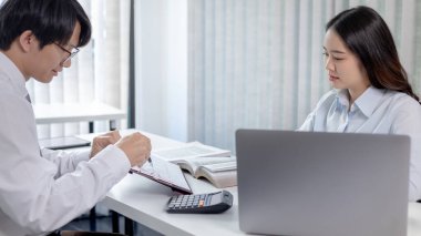 Beyin fırtınası ekibi, pazarlamacılar ve finans muhasebecileri müşteri ihtiyaçlarını, takım toplantılarını veya iş danışmanlığını karşılayacak stratejiler planlamak ve analiz etmek için grafikleri tartışıyor..