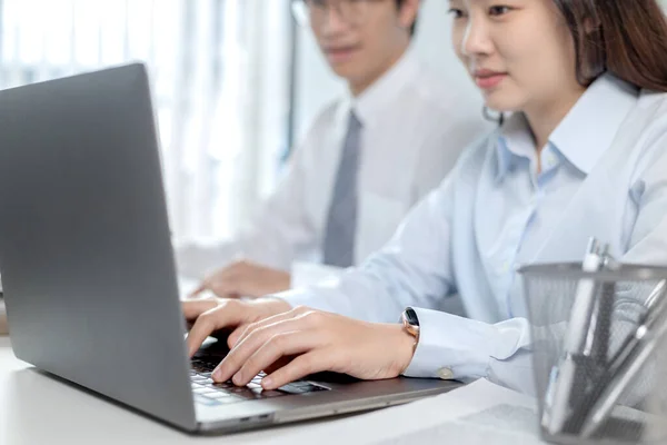 Mão Mulher Negócios Pressiona Teclado Laptop Mundo Tecnologia Comunicação Com — Fotografia de Stock