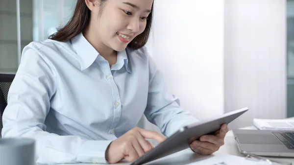 Ázsiai Üzletasszony Elemzi Vállalati Pénzügyi Adatok Használata Laptopok Adatgrafikonok Dolgozni — Stock Fotó