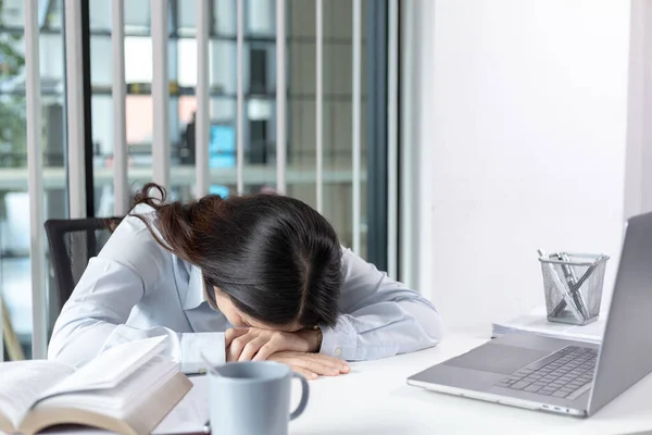 女性労働者は一日の仕事の後に昼寝をし 仕事の後に仕事で休んでいる女性は 疲労が緩和され 家庭で働いている女性は リラックスし — ストック写真