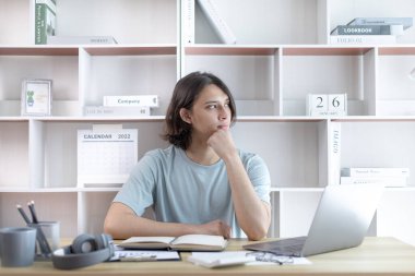 Genç Asyalı erkekler video sohbetleri yoluyla arkadaşlarını ve öğretmenlerini selamlıyor ve onları neşeli ifadelerle karşılıyor, İnternet iletişimi, Evde kal, Yeni Normal, VDO Çağrısı, Sosyal Mesafe, İnternet öğrenimi.