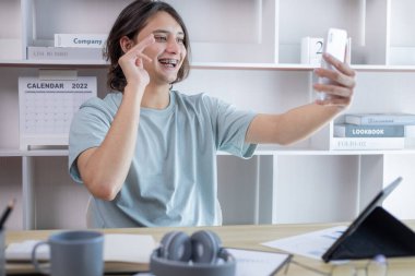 Finans çalışanları şirketin finansal verilerini bir dizüstü bilgisayarda inceliyor ve sosyal mesafelerde ekiple iletişim kurmak veya sohbet etmek için akıllı telefonları kullanıyor, özel bir ofiste tek başlarına çalışıyorlar..