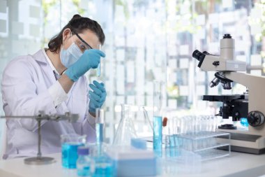 Bilimadamları, bitkilerin genetik ve DNA 'larını hastalıklara, laboratuvar deneylerine dayanıklı hale getirmek için doğadan sentetik maddeler deniyorlar..