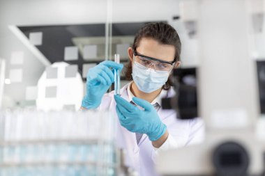 Bilimadamları, bitkilerin genetik ve DNA 'larını hastalıklara, laboratuvar deneylerine dayanıklı hale getirmek için doğadan sentetik maddeler deniyorlar..