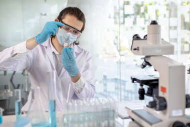 Bilimadamları, bitkilerin genetik ve DNA 'larını hastalıklara, laboratuvar deneylerine dayanıklı hale getirmek için doğadan sentetik maddeler deniyorlar..