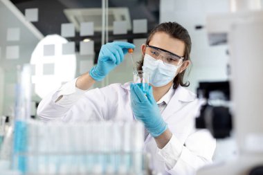 Bilimadamları, bitkilerin genetik ve DNA 'larını hastalıklara, laboratuvar deneylerine dayanıklı hale getirmek için doğadan sentetik maddeler deniyorlar..