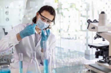 Bilimadamları, bitkilerin genetik ve DNA 'larını hastalıklara, laboratuvar deneylerine dayanıklı hale getirmek için doğadan sentetik maddeler deniyorlar..