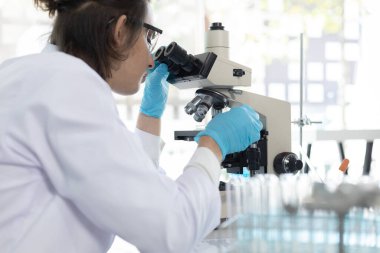 Bilimadamları veya araştırmacılar mikroskobik endoskopi yaparak hücrelerin kimyasal tepkimelerini ve bozulmasını, laboratuvar deneylerini, test tüpleriyle çalışan bilim adamlarını inceledi..