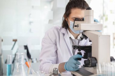 Bilimadamları veya araştırmacılar mikroskobik endoskopi yaparak hücrelerin kimyasal tepkimelerini ve bozulmasını, laboratuvar deneylerini, test tüpleriyle çalışan bilim adamlarını inceledi..
