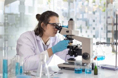 Bilimadamları veya araştırmacılar mikroskobik endoskopi yaparak hücrelerin kimyasal tepkimelerini ve bozulmasını, laboratuvar deneylerini, test tüpleriyle çalışan bilim adamlarını inceledi..