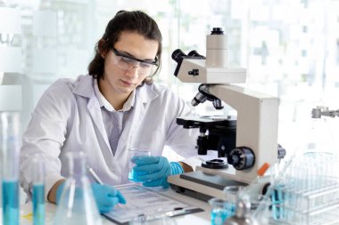 Sentetik maddelerin laboratuvar teşhisi, bilim adamı ya da araştırmacı tüp içinde bulunan maddeyi inceler ve laboratuvar deneyleri, test tüpü üzerinde çalışan bilim adamları.