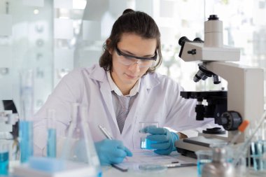 Sentetik maddelerin laboratuvar teşhisi, bilim adamı ya da araştırmacı tüp içinde bulunan maddeyi inceler ve laboratuvar deneyleri, test tüpü üzerinde çalışan bilim adamları.