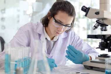 Sentetik maddelerin laboratuvar teşhisi, bilim adamı ya da araştırmacı tüp içinde bulunan maddeyi inceler ve laboratuvar deneyleri, test tüpü üzerinde çalışan bilim adamları.