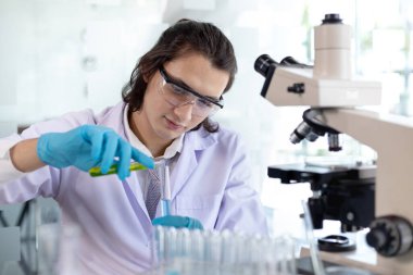 Bilimadamları, bitkilerin genetik ve DNA 'larını hastalıklara, laboratuvar deneylerine dayanıklı hale getirmek için doğadan sentetik maddeler deniyorlar..