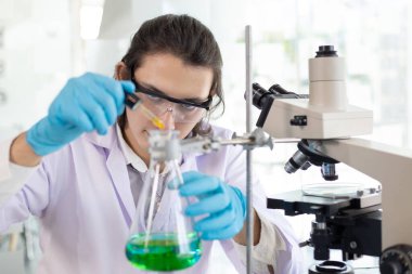 Bilimadamları, bitkilerin genetik ve DNA 'larını hastalıklara, laboratuvar deneylerine dayanıklı hale getirmek için doğadan sentetik maddeler deniyorlar..