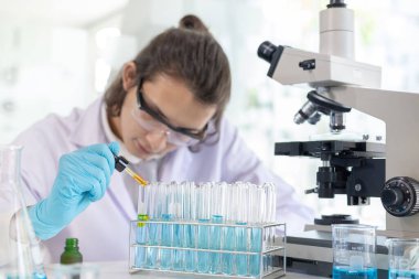 Bilimadamları, bitkilerin genetik ve DNA 'larını hastalıklara, laboratuvar deneylerine dayanıklı hale getirmek için doğadan sentetik maddeler deniyorlar..