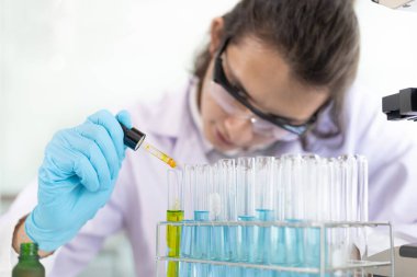 Bilimadamları, bitkilerin genetik ve DNA 'larını hastalıklara, laboratuvar deneylerine dayanıklı hale getirmek için doğadan sentetik maddeler deniyorlar..