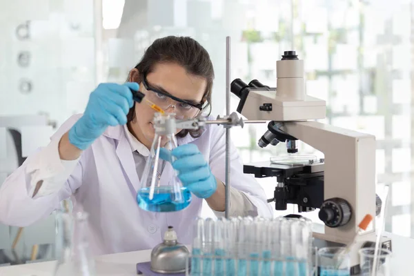 Científicos Experimentan Con Sustancias Sintéticas Naturaleza Para Modificar Genética Adn — Foto de Stock