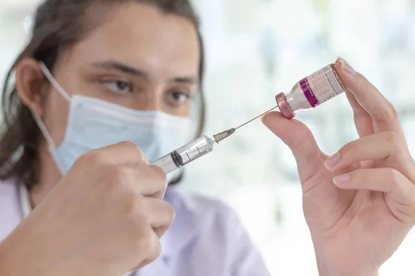 Orvos Aki Légzőszervi Vírusvakcinát Vagy Influenza Elleni Gyógyszert Tartalmazó Fecskendőt — Stock Fotó