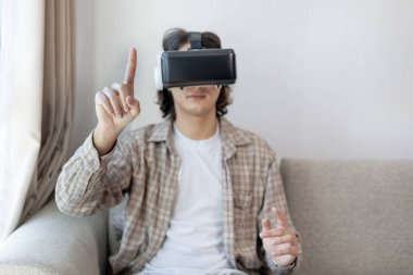 Sanal gerçeklik gözlüğü takan adam heyecan dolu bir 3 boyutlu oyun oynuyor, sanal gerçeklik gözlüklü adam, VR, gelecek oyunları, Gadget 'lar, Teknoloji, White Backgroun