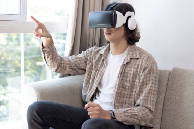 Sanal gerçeklik gözlüğü takan adam heyecan dolu bir 3 boyutlu oyun oynuyor, sanal gerçeklik gözlüklü adam, VR, gelecek oyunları, Gadget 'lar, Teknoloji, White Backgroun