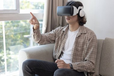 Sanal gerçeklik gözlüğü takan adam heyecan dolu bir 3 boyutlu oyun oynuyor, sanal gerçeklik gözlüklü adam, VR, gelecek oyunları, Gadget 'lar, Teknoloji, White Backgroun