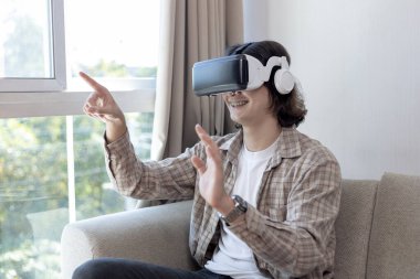 Sanal gerçeklik gözlüğü takan adam heyecan dolu bir 3 boyutlu oyun oynuyor, sanal gerçeklik gözlüklü adam, VR, gelecek oyunları, Gadget 'lar, Teknoloji, White Backgroun