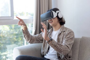 Sanal gerçeklik gözlüğü takan adam heyecan dolu bir 3 boyutlu oyun oynuyor, sanal gerçeklik gözlüklü adam, VR, gelecek oyunları, Gadget 'lar, Teknoloji, White Backgroun