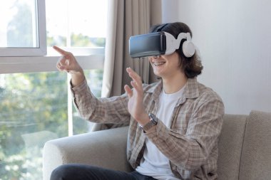 Sanal gerçeklik gözlüğü takan adam heyecan dolu bir 3 boyutlu oyun oynuyor, sanal gerçeklik gözlüklü adam, VR, gelecek oyunları, Gadget 'lar, Teknoloji, White Backgroun