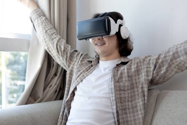 Sanal gerçeklik gözlüğü takan adam heyecan dolu bir 3 boyutlu oyun oynuyor, sanal gerçeklik gözlüklü adam, VR, gelecek oyunları, Gadget 'lar, Teknoloji, White Backgroun