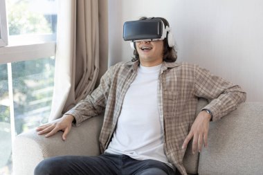 Sanal gerçeklik gözlüğü takan adam heyecan dolu bir 3 boyutlu oyun oynuyor, sanal gerçeklik gözlüklü adam, VR, gelecek oyunları, Gadget 'lar, Teknoloji, White Backgroun