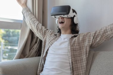 Sanal gerçeklik gözlüğü takan adam heyecan dolu bir 3 boyutlu oyun oynuyor, sanal gerçeklik gözlüklü adam, VR, gelecek oyunları, Gadget 'lar, Teknoloji, White Backgroun