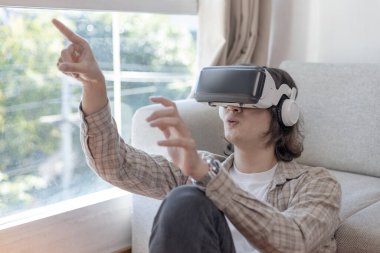 Sanal gerçeklik gözlüğü takan adam heyecan dolu bir 3 boyutlu oyun oynuyor, sanal gerçeklik gözlüklü adam, VR, gelecek oyunları, Gadget 'lar, Teknoloji, White Backgroun
