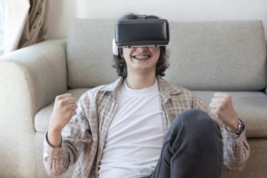 Sanal gerçeklik gözlüğü takan adam heyecan dolu bir 3 boyutlu oyun oynuyor, sanal gerçeklik gözlüklü adam, VR, gelecek oyunları, Gadget 'lar, Teknoloji, White Backgroun