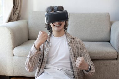 Sanal gerçeklik gözlüğü takan adam heyecan dolu bir 3 boyutlu oyun oynuyor, sanal gerçeklik gözlüklü adam, VR, gelecek oyunları, Gadget 'lar, Teknoloji, White Backgroun