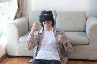 Sanal gerçeklik gözlüğü takan adam heyecan dolu bir 3 boyutlu oyun oynuyor, sanal gerçeklik gözlüklü adam, VR, gelecek oyunları, Gadget 'lar, Teknoloji, White Backgroun