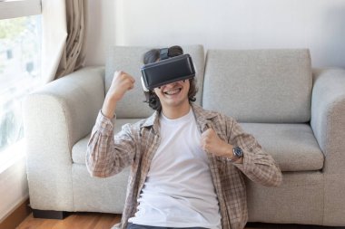 Sanal gerçeklik gözlüğü takan adam heyecan dolu bir 3 boyutlu oyun oynuyor, sanal gerçeklik gözlüklü adam, VR, gelecek oyunları, Gadget 'lar, Teknoloji, White Backgroun