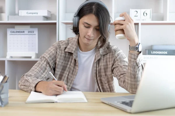 Homem Asiático Tomar Notas Caderno Enquanto Estuda Line Laptop Casa — Fotografia de Stock
