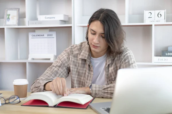 Joven Estudiante Masculino Leyendo Libro Una Oficina Privada Educación Larga —  Fotos de Stock