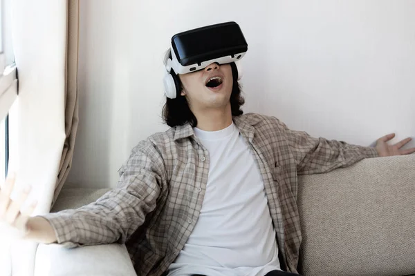 戴著虚拟现实眼镜的人在兴奋地玩3D游戏 戴著虚拟现实眼镜的人 未来的游戏 Gadgets Technology White Backgroun — 图库照片