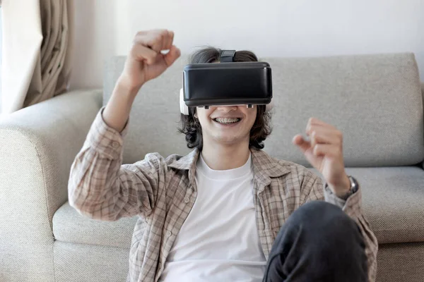 Sanal gerçeklik gözlüğü takan adam heyecan dolu bir 3 boyutlu oyun oynuyor, sanal gerçeklik gözlüklü adam, VR, gelecek oyunları, Gadget 'lar, Teknoloji, White Backgroun